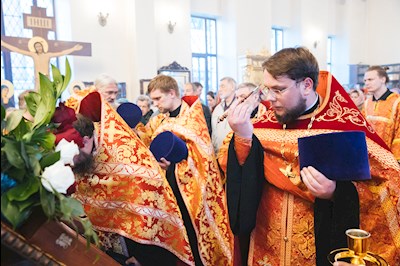 В Серафимовском храме Саратова встретили ковчег с частицей мощей святого великомученика Пантелеимона