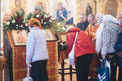 В Серафимовском храме Саратова встретили ковчег с частицей мощей святого великомученика Пантелеимона