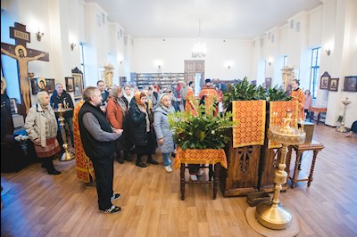 В Серафимовском храме Саратова встретили ковчег с частицей мощей святого великомученика Пантелеимона