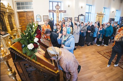 В Серафимовском храме Саратова встретили ковчег с частицей мощей святого великомученика Пантелеимона