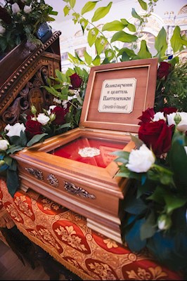 В Серафимовском храме Саратова встретили ковчег с частицей мощей святого великомученика Пантелеимона