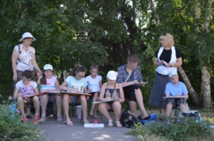 На территории Покровского храма прошла выставка работ юных художников