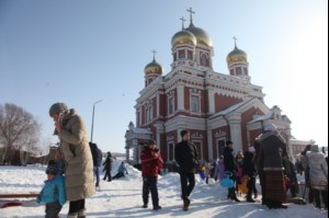 На традиционный зимний праздник в Покровском храме пригласили членов общества слепых и подопечных центра помощи семье и детям