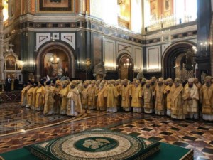 Митрополит Лонгин сослужил Святейшему Патриарху Кириллу на Литургии в Храме Христа Спасителя в годовщину его интронизации