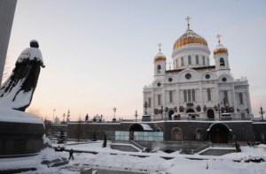 Митрополит Лонгин сослужил Святейшему Патриарху Кириллу на Литургии в Храме Христа Спасителя в годовщину его интронизации
