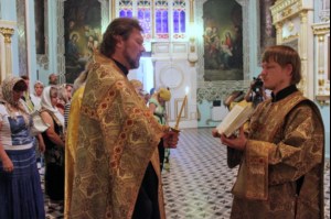 В канун дня памяти Петра и Февронии в храме Сошествия Святого Духа был совершён молебен о семейном благополучии и об обретении супруга или супруги