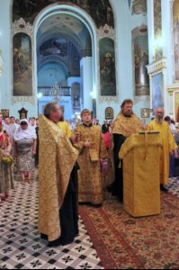 В канун дня памяти Петра и Февронии в храме Сошествия Святого Духа был совершён молебен о семейном благополучии и об обретении супруга или супруги