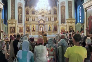 В канун дня памяти Петра и Февронии в храме Сошествия Святого Духа был совершён молебен о семейном благополучии и об обретении супруга или супруги