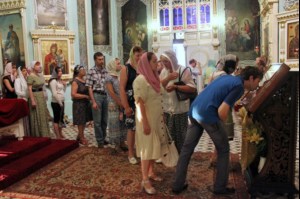 В канун дня памяти Петра и Февронии в храме Сошествия Святого Духа был совершён молебен о семейном благополучии и об обретении супруга или супруги