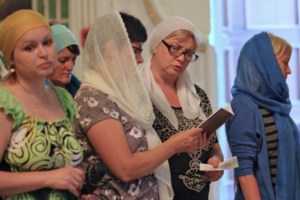 В канун дня памяти Петра и Февронии в храме Сошествия Святого Духа был совершён молебен о семейном благополучии и об обретении супруга или супруги