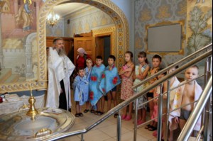 Воспитанники саратовских интернатов приняли крещение в Свято-Троицком кафедральном соборе