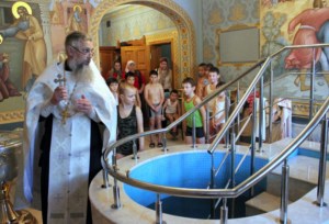 Воспитанники саратовских интернатов приняли крещение в Свято-Троицком кафедральном соборе