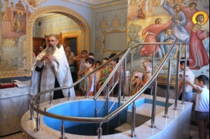Воспитанники саратовских интернатов приняли крещение в Свято-Троицком кафедральном соборе