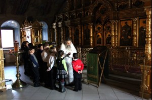 Воспитанники саратовских интернатов приняли крещение в Свято-Троицком кафедральном соборе