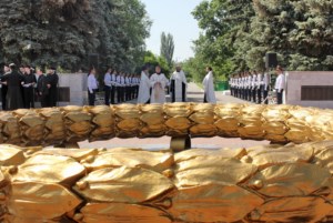 В День памяти и скорби на Воскресенском кладбище Саратова совершена заупокойная лития