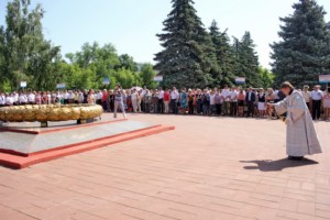 В День памяти и скорби на Воскресенском кладбище Саратова совершена заупокойная лития