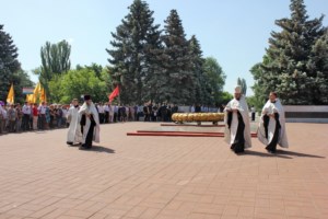 В День памяти и скорби на Воскресенском кладбище Саратова совершена заупокойная лития