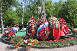 В День памяти и скорби на Воскресенском кладбище Саратова совершена заупокойная лития