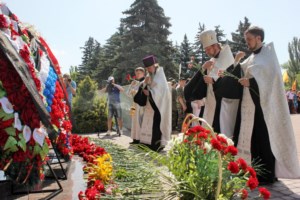 В День памяти и скорби на Воскресенском кладбище Саратова совершена заупокойная лития