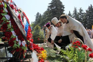 В День памяти и скорби на Воскресенском кладбище Саратова совершена заупокойная лития