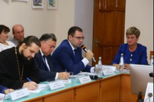 Руководитель епархиального отдела принял участие в заседании круглого стола, посвященного 100-летию революции