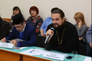 Руководитель епархиального отдела принял участие в заседании круглого стола, посвященного 100-летию революции
