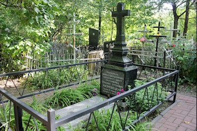 Прихожане Духосошественского и Всехсвятского храмов привели в порядок могилы священнослужителей