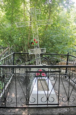 Прихожане Духосошественского и Всехсвятского храмов привели в порядок могилы священнослужителей