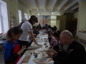 Для прихожан саратовских храмов организованы занятия по изготовлению изразцов