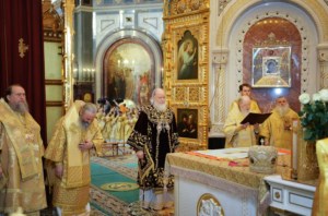 Митрополит Лонгин сослужил Святейшему Патриарху Кириллу на Литургии в Храме Христа Спасителя в годовщину его интронизации