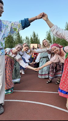 В «Солнечном» прошла веселая и красочная вечёрка