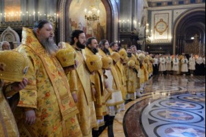 Митрополит Лонгин сослужил Святейшему Патриарху Кириллу на Литургии в Храме Христа Спасителя в годовщину его интронизации