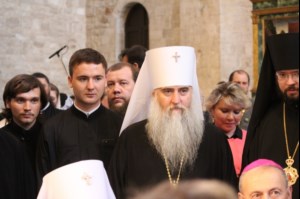 Представители делегации Русской Православной Церкви совершили Литургию в Базилике святителя Николая Чудотворца в г. Бари (Италия) и приняли участие в церемонии передачи мощей святителя