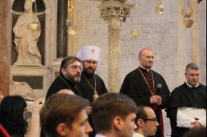 Представители делегации Русской Православной Церкви совершили Литургию в Базилике святителя Николая Чудотворца в г. Бари (Италия) и приняли участие в церемонии передачи мощей святителя