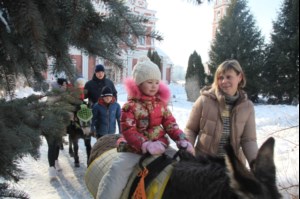 На традиционный зимний праздник в Покровском храме пригласили членов общества слепых и подопечных центра помощи семье и детям