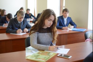 В Саратовской семинарии прошел конкурс для школьников «Молодежь. Общество. Будущее»