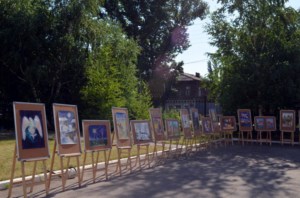 На территории Покровского храма прошла выставка работ юных художников