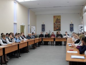 В гимназии прошел круглый стол по итогам проекта «Святые маяки русской истории: подвиг новомучеников»