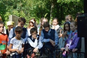 Учащихся воскресной школы Петропавловского храма познакомили с местами захоронения подвижников веры на Воскресенском кладбище