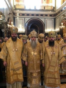 Митрополит Лонгин сослужил Святейшему Патриарху Кириллу на Литургии в Храме Христа Спасителя в годовщину его интронизации