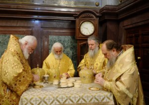 Митрополит Лонгин сослужил Святейшему Патриарху Кириллу на Литургии в Храме Христа Спасителя в годовщину его интронизации