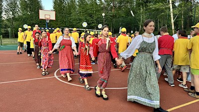 В «Солнечном» прошла веселая и красочная вечёрка