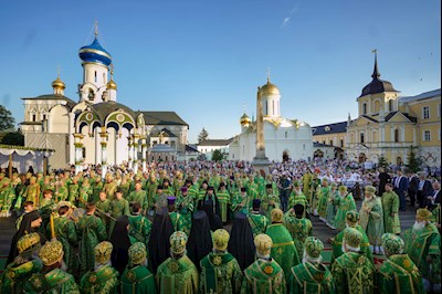 Митрополит Игнатий принял участие во всенощном бдении в Свято-Троицкой Сергиевой Лавре