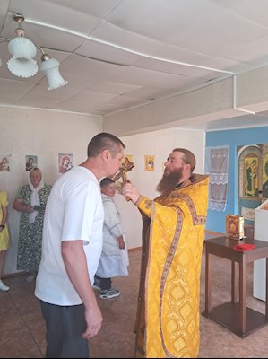 По Ягодной Поляне прошел крестный ход