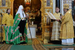 Митрополит Лонгин сослужил Святейшему Патриарху Кириллу на Литургии в Храме Христа Спасителя в годовщину его интронизации