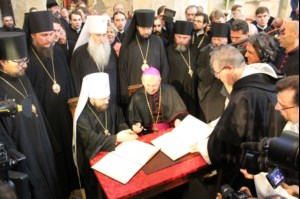 Представители делегации Русской Православной Церкви совершили Литургию в Базилике святителя Николая Чудотворца в г. Бари (Италия) и приняли участие в церемонии передачи мощей святителя