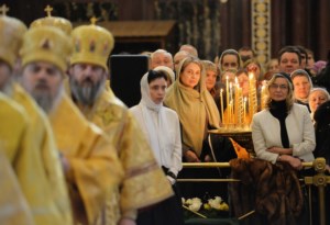 Митрополит Лонгин сослужил Святейшему Патриарху Кириллу на Литургии в Храме Христа Спасителя в годовщину его интронизации