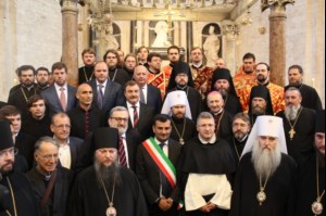 Представители делегации Русской Православной Церкви совершили Литургию в Базилике святителя Николая Чудотворца в г. Бари (Италия) и приняли участие в церемонии передачи мощей святителя