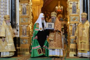 Митрополит Лонгин сослужил Святейшему Патриарху Кириллу на Литургии в Храме Христа Спасителя в годовщину его интронизации