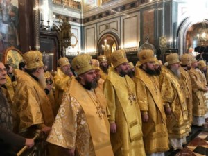 Митрополит Лонгин сослужил Святейшему Патриарху Кириллу на Литургии в Храме Христа Спасителя в годовщину его интронизации